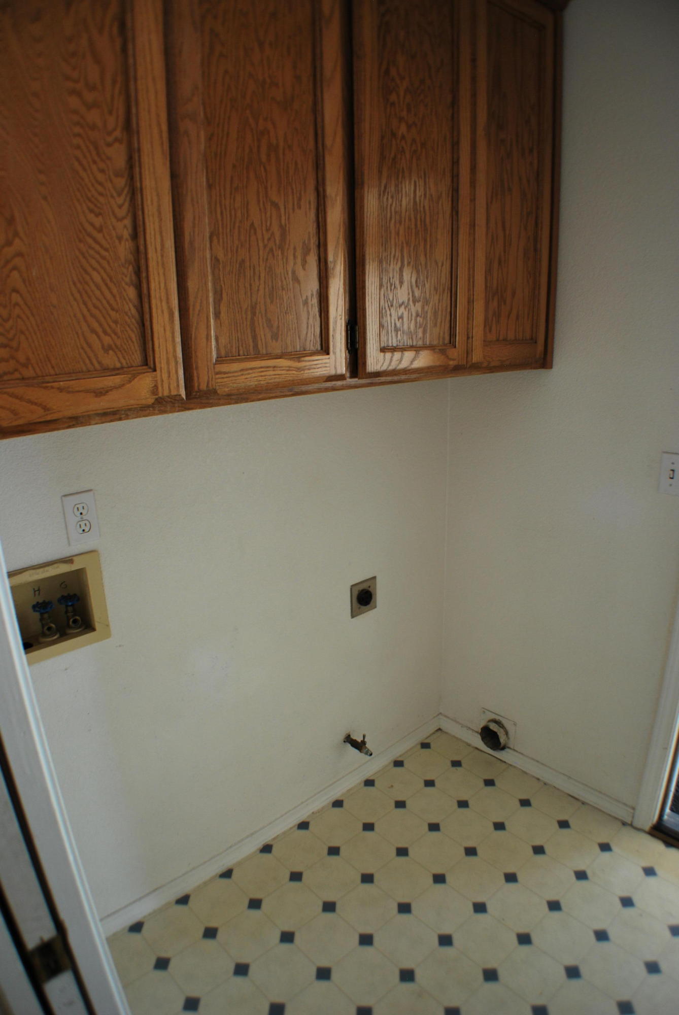 21998 Robledo Road Palo Cedro, CA 96073 - Photo 19 of 22 Inside laundry