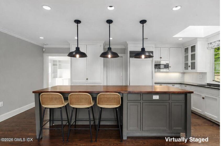 118 Shore Road Old Greenwich, CT 06870 - Photo 6 of 14 Center-island kitchen- VS