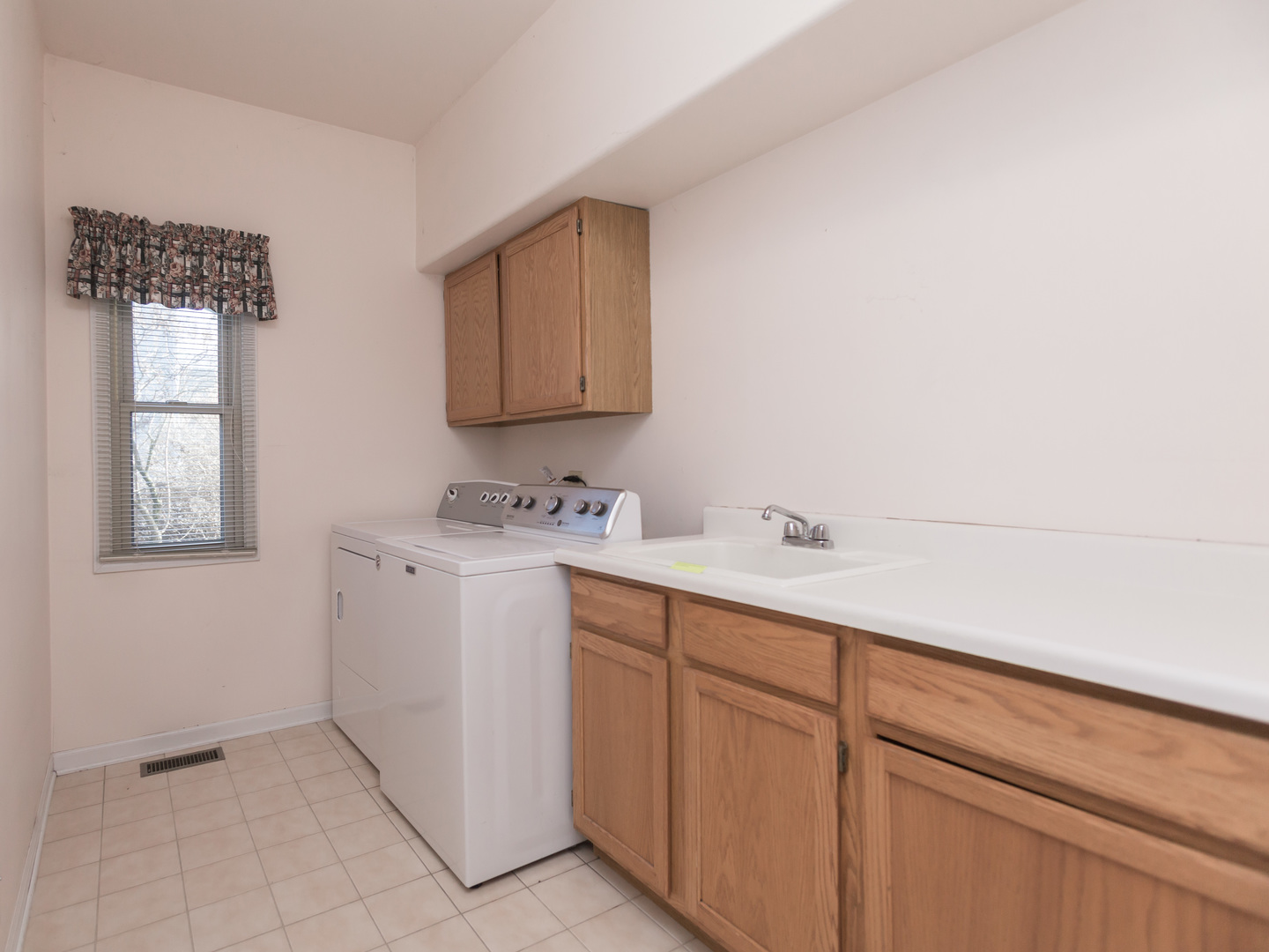 1415 Stonegate Road Algonquin, IL 60102 - Photo 17 of 49 a bathroom with a sink and a mirror