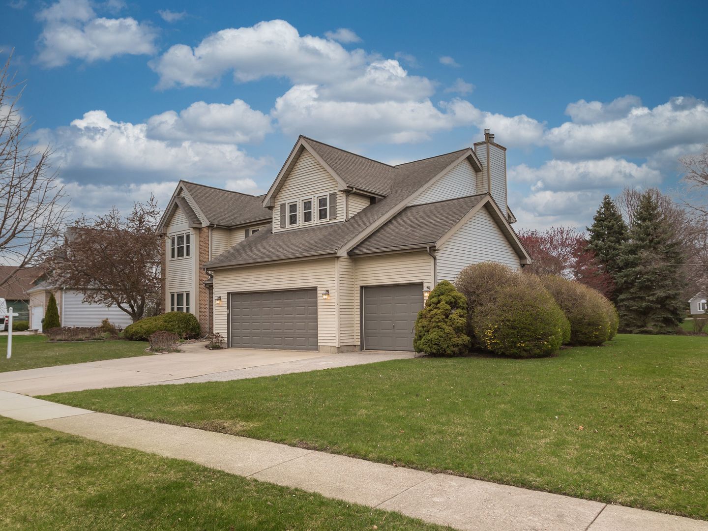 1415 Stonegate Road Algonquin, IL 60102 - Photo 2 of 49 a front view of a house with a garden and yard