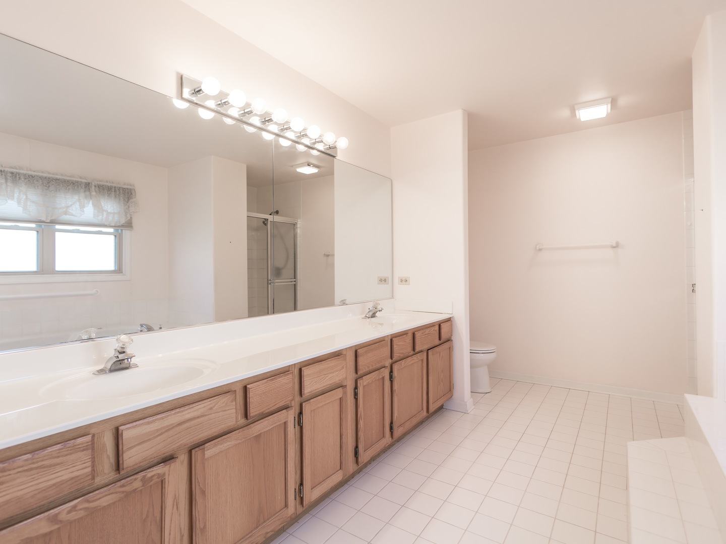 1415 Stonegate Road Algonquin, IL 60102 - Photo 23 of 49 a spacious bathroom with a double vanity sink and a mirror