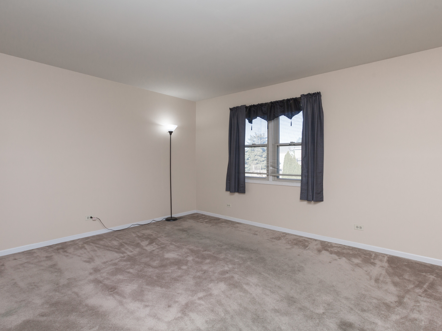 1415 Stonegate Road Algonquin, IL 60102 - Photo 28 of 49 an empty room with windows