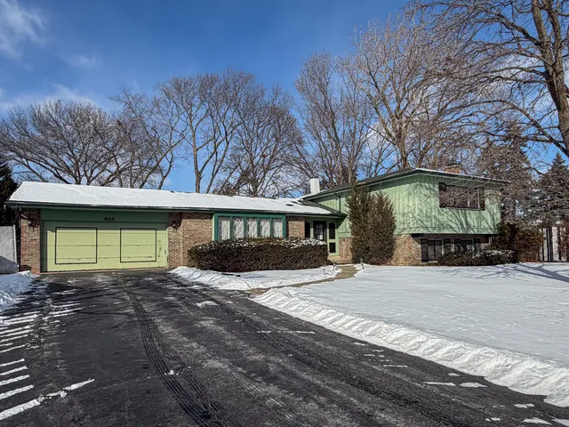 $325,000 | 824 North Harrow Court, Addison, IL 60101