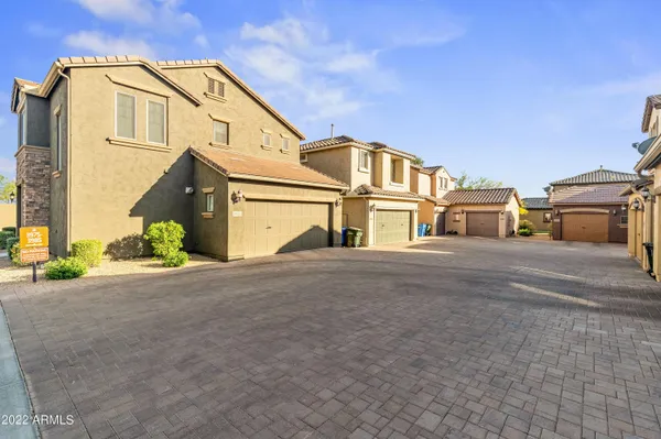 $2,600 | 3983 East Cat Balue Drive, Phoenix, AZ 85050
