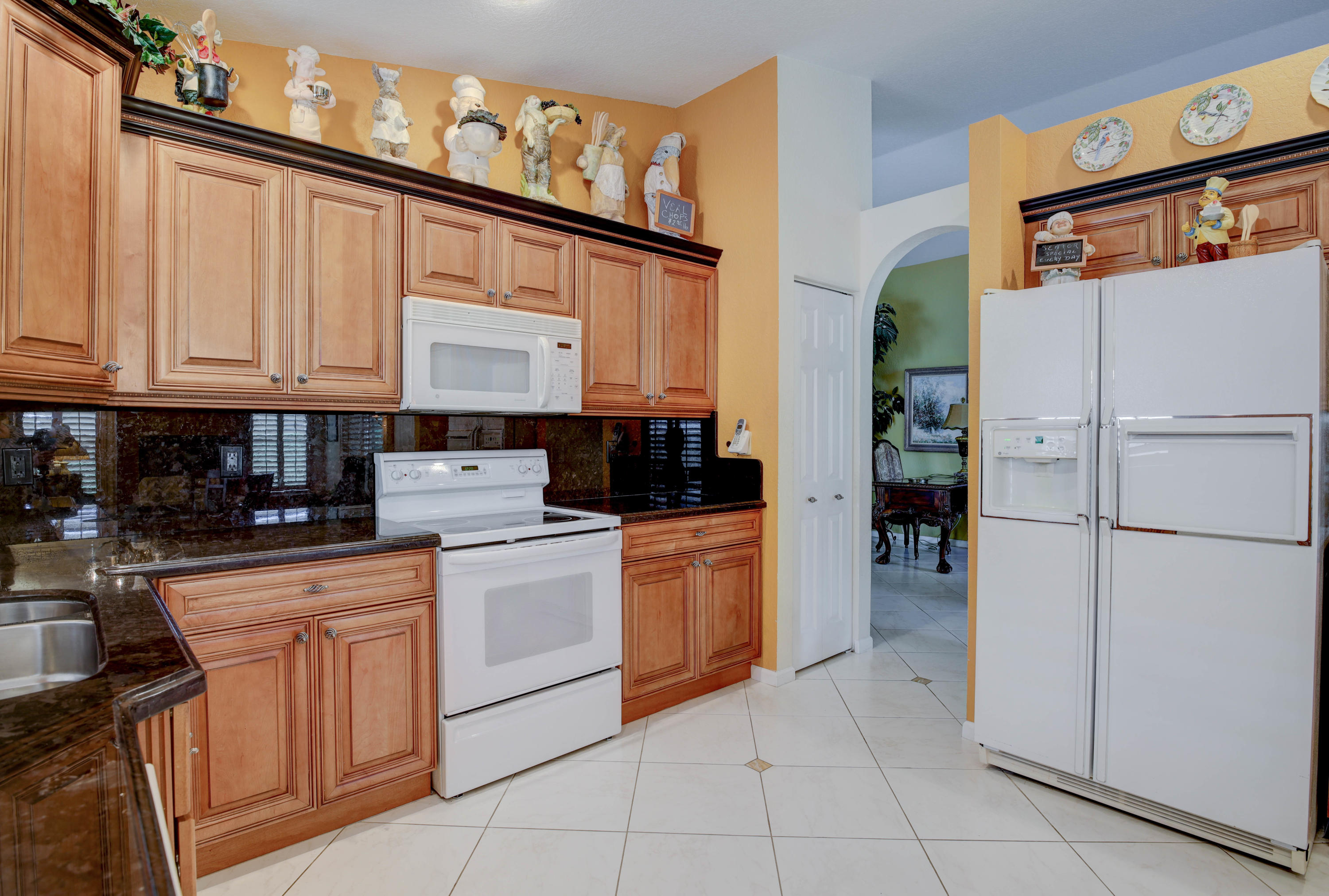 6709 Sun River Road Boynton Beach, FL 33437 - Photo 13 of 51 Lots of cabinets