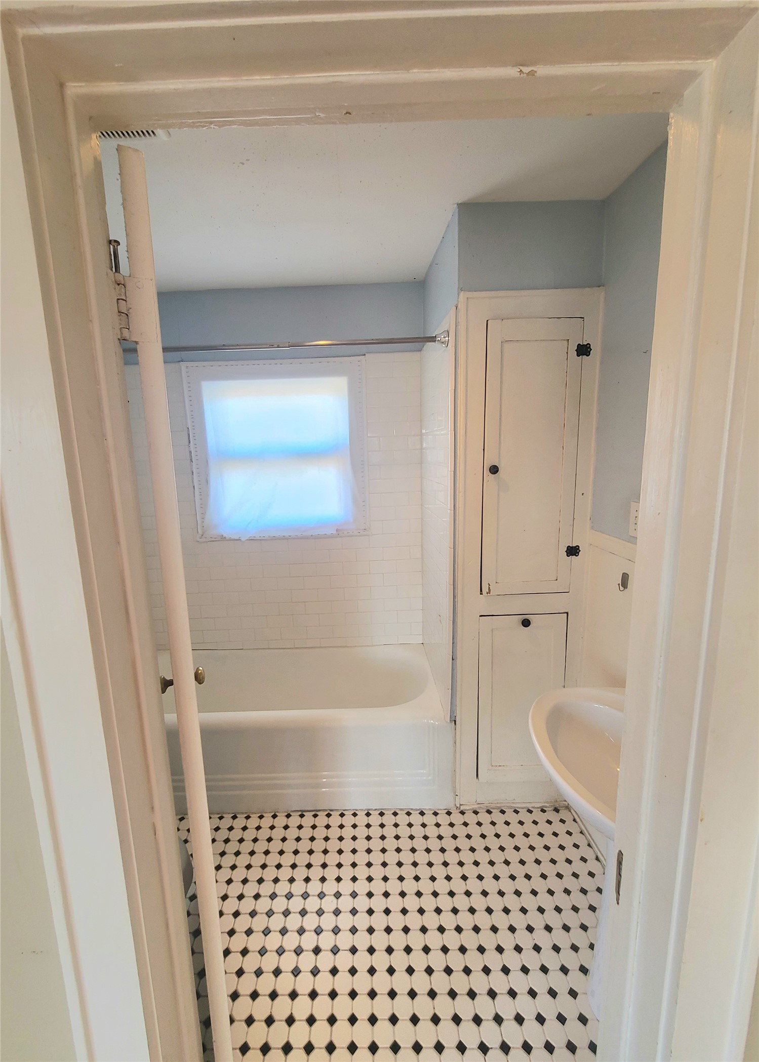 1827 Fourcade Street Houston, TX 77023 - Photo 12 of 16 a bathroom with a bathtub