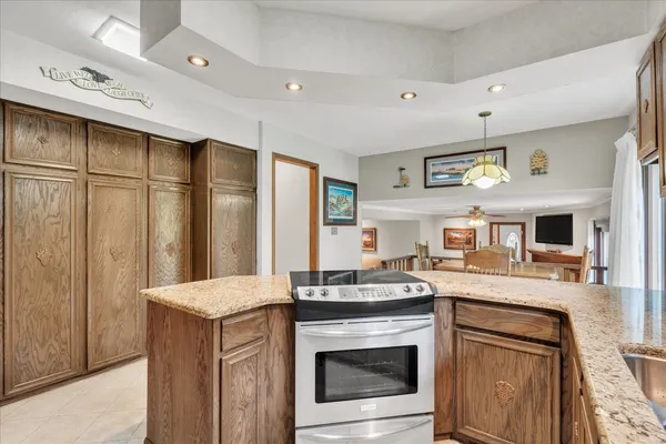 $430,000 | 800 Oak Lane, Muscatine, IA 52761