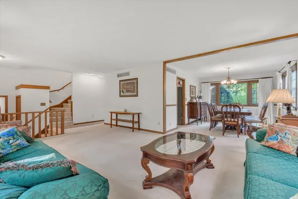 $430,000 | 800 Oak Lane, Muscatine, IA 52761