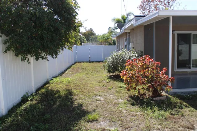 a view of a backyard