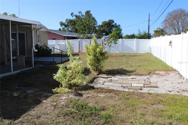 a view of a backyard