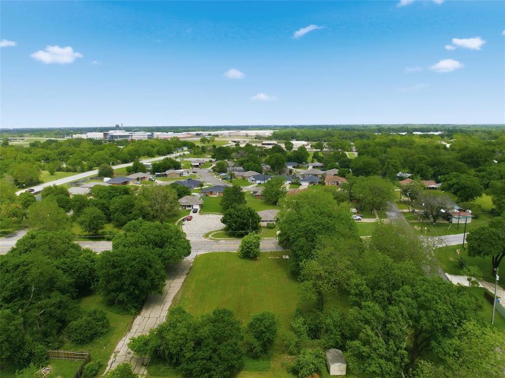 1119 Cherry Street Waco, TX 76704 - Photo 3 of 9 a view of a city with lush green forest