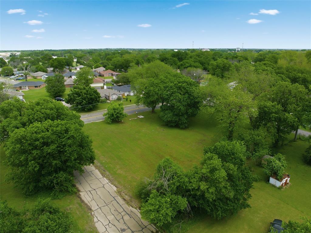 1119 Cherry Street Waco, TX 76704 - Photo 4 of 9 a view of a green field with lots of bushes