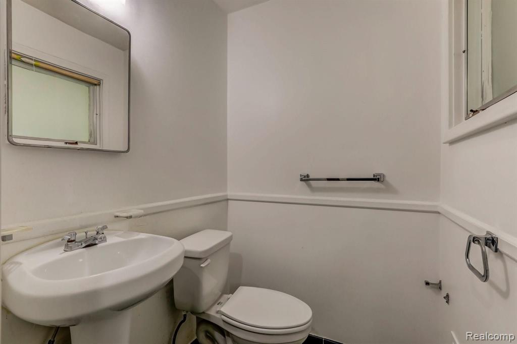 29531 Fall River Road Southfield, MI 48076 - Photo 18 of 25