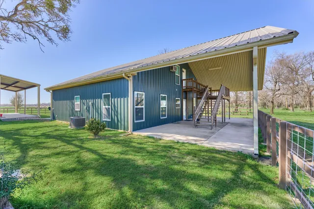 a view of a house with a yard and front view of a house