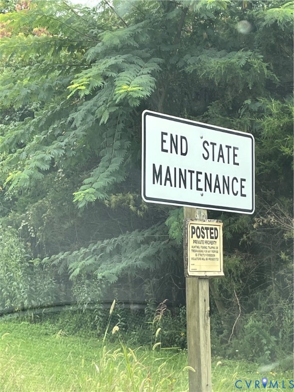 27 Aspen Grove Road Farmville, VA 23901 - Photo 3 of 8 a sign that is sitting on a brick wall
