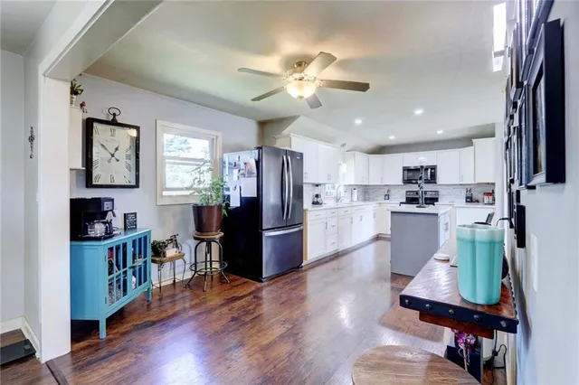 $277,500 | 215 East Walnut Street, Waverly, MO 64096