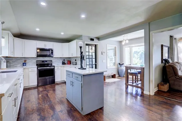 $277,500 | 215 East Walnut Street, Waverly, MO 64096