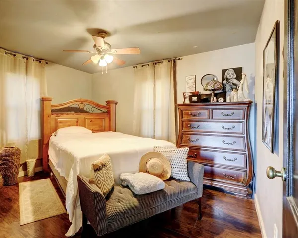 $277,500 | 215 East Walnut Street, Waverly, MO 64096