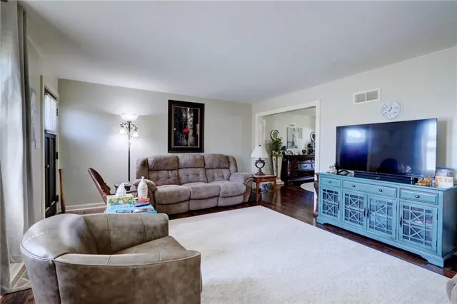 $277,500 | 215 East Walnut Street, Waverly, MO 64096