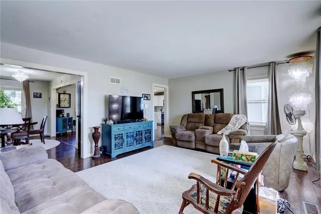 $277,500 | 215 East Walnut Street, Waverly, MO 64096