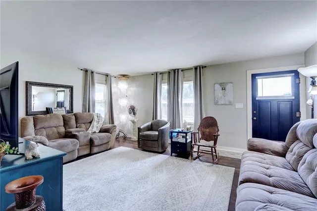 $277,500 | 215 East Walnut Street, Waverly, MO 64096