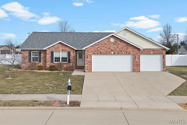 $350,000 | 195 Baneberry Drive, Highland, IL 62249