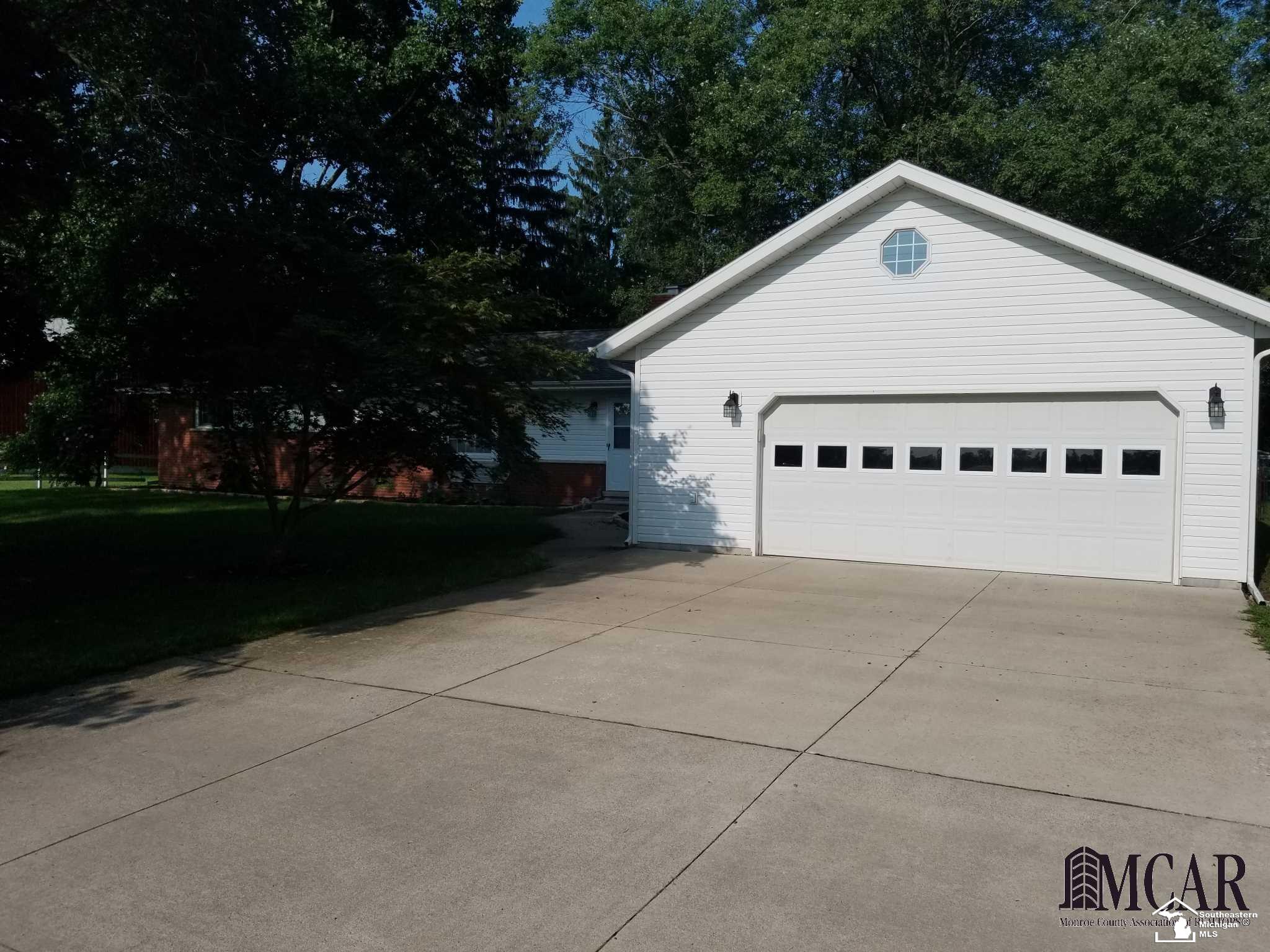 13055 Briar Hill Road Carleton, MI 48117 - Photo 3 of 27