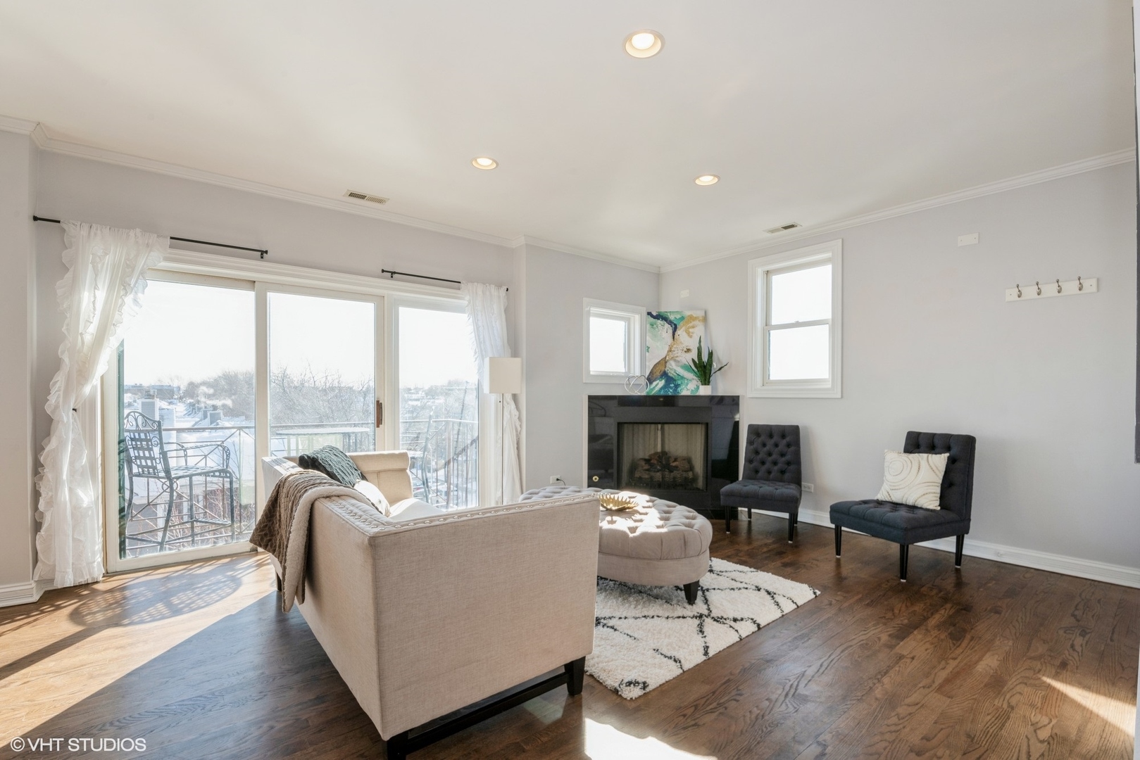 3401 North Racine Avenue, Unit 4 Chicago, IL 60657 - Photo 3 of 10
