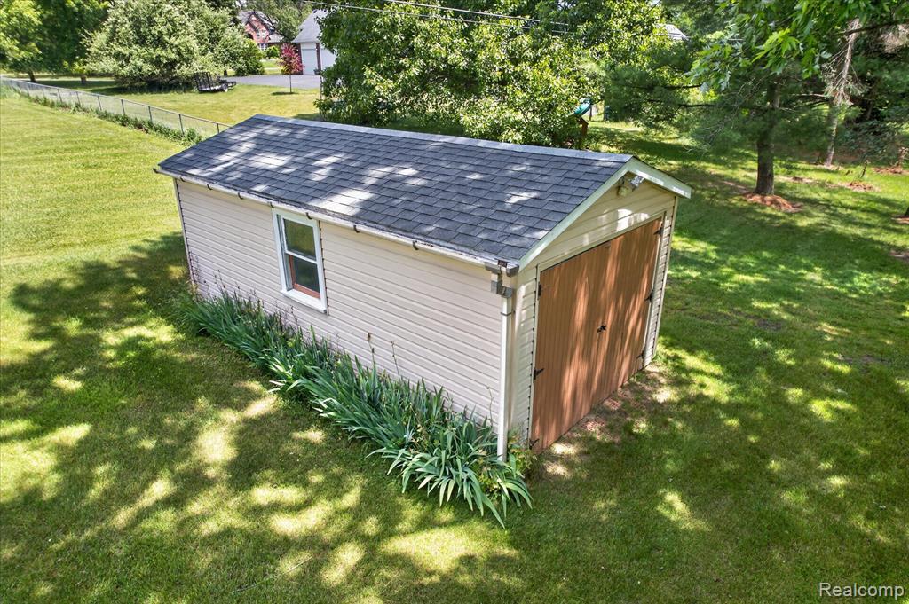 11141 Spencer Road Brighton, MI 48114 - Photo 6 of 46