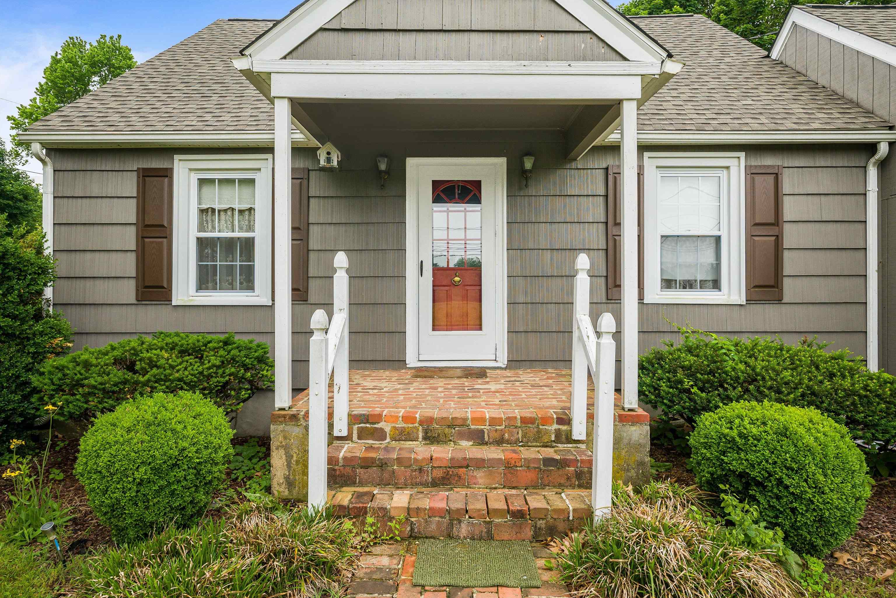 2156 Lyndhurst Road Waynesboro, VA 22980 - Photo 5 of 35 front view of a house