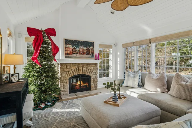 $885,000 | 240 Elm Road, Barrington, IL 60010