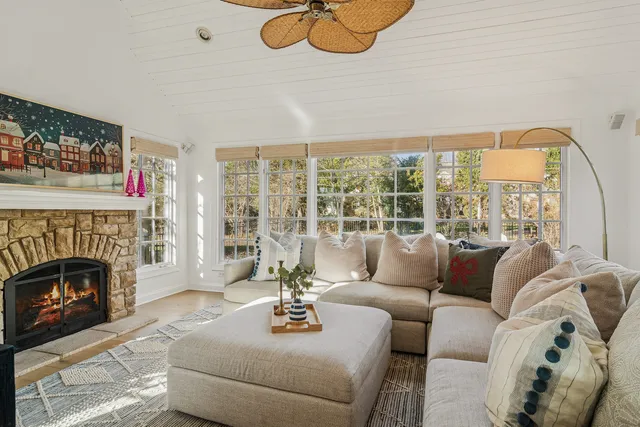 $885,000 | 240 Elm Road, Barrington, IL 60010