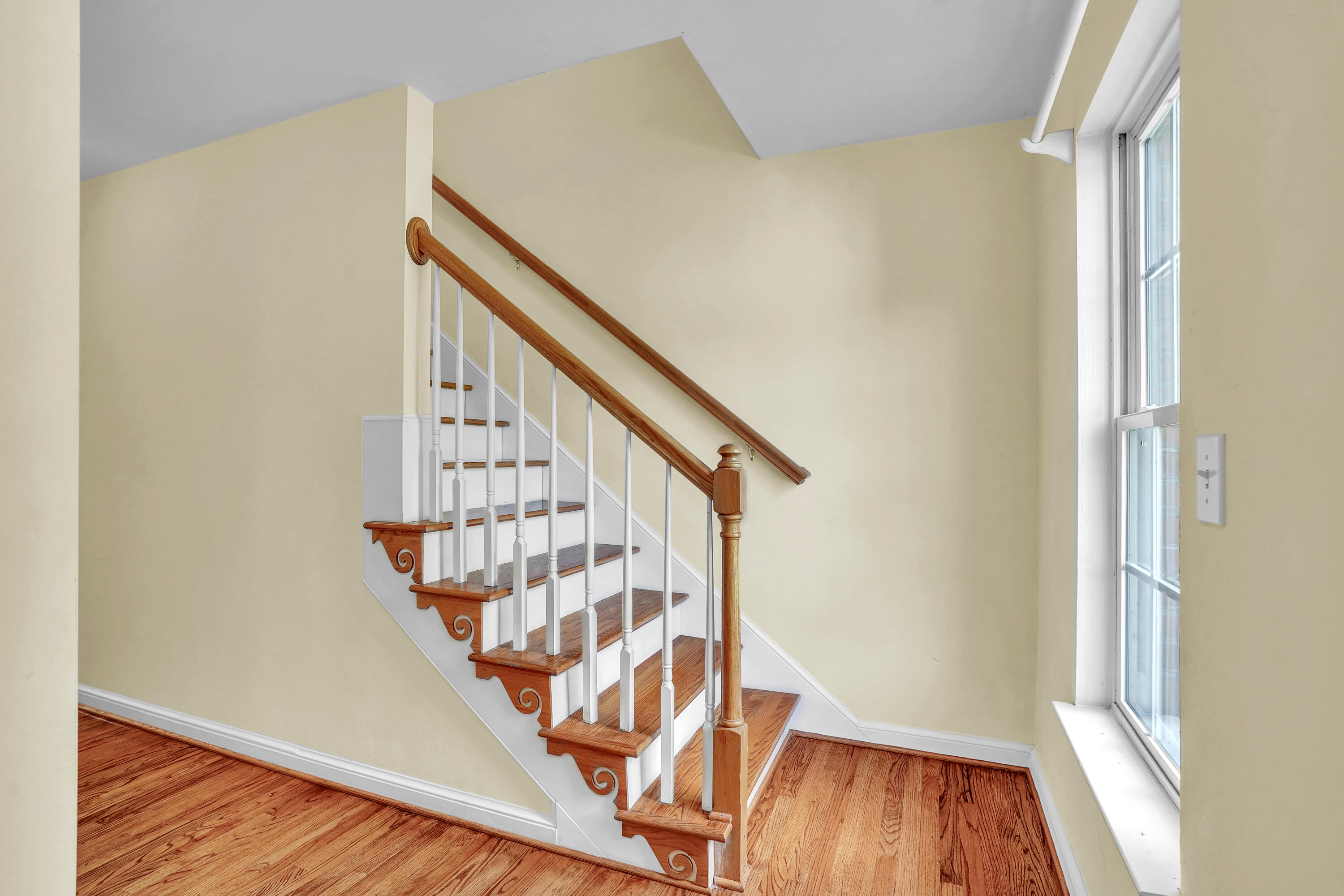 7607 Peebles Lane Roanoke, VA 24018 - Photo 19 of 57 a view of entryway with wooden floor