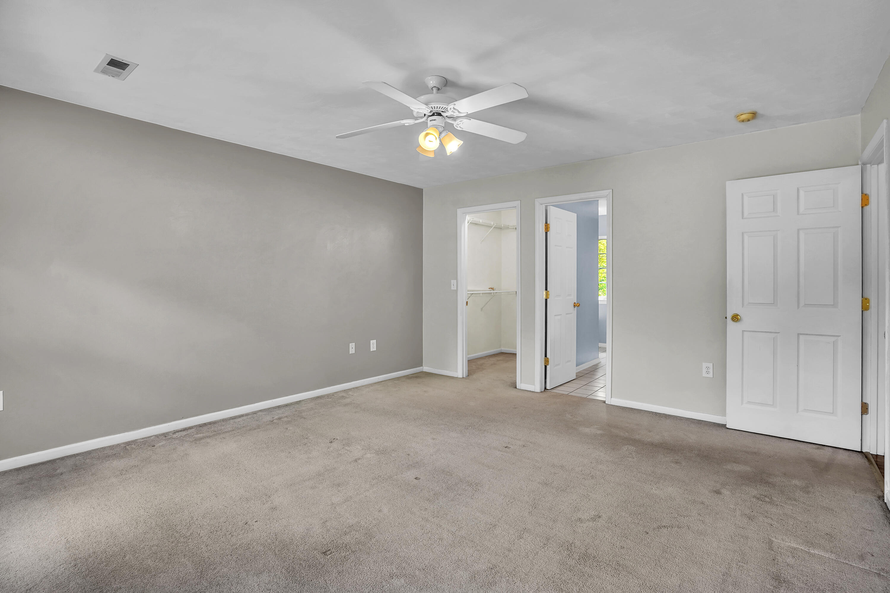 7607 Peebles Lane Roanoke, VA 24018 - Photo 32 of 57 a view of a livingroom with a ceiling fan