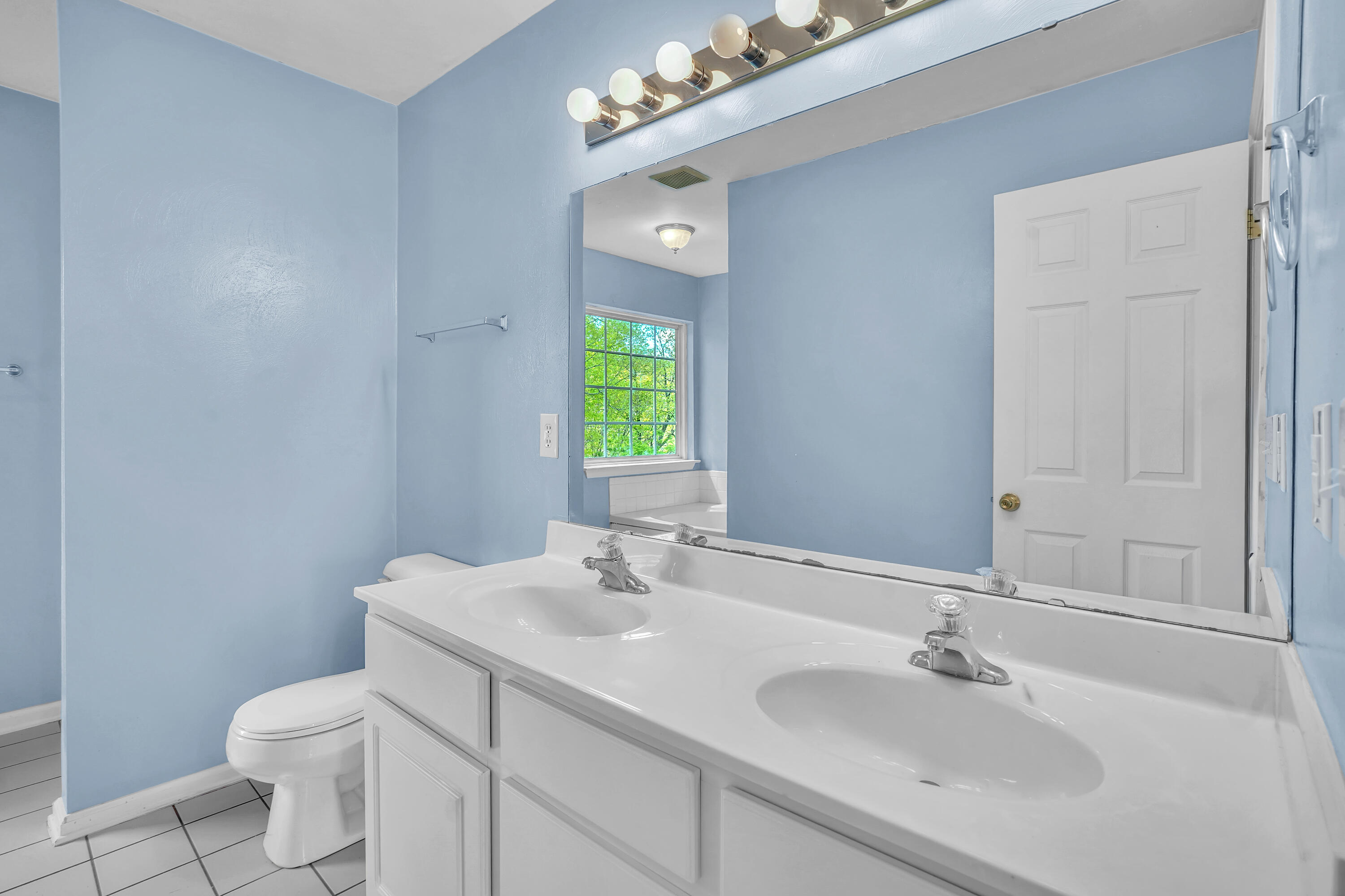 7607 Peebles Lane Roanoke, VA 24018 - Photo 35 of 57 a bathroom with a sink toilet and a mirror