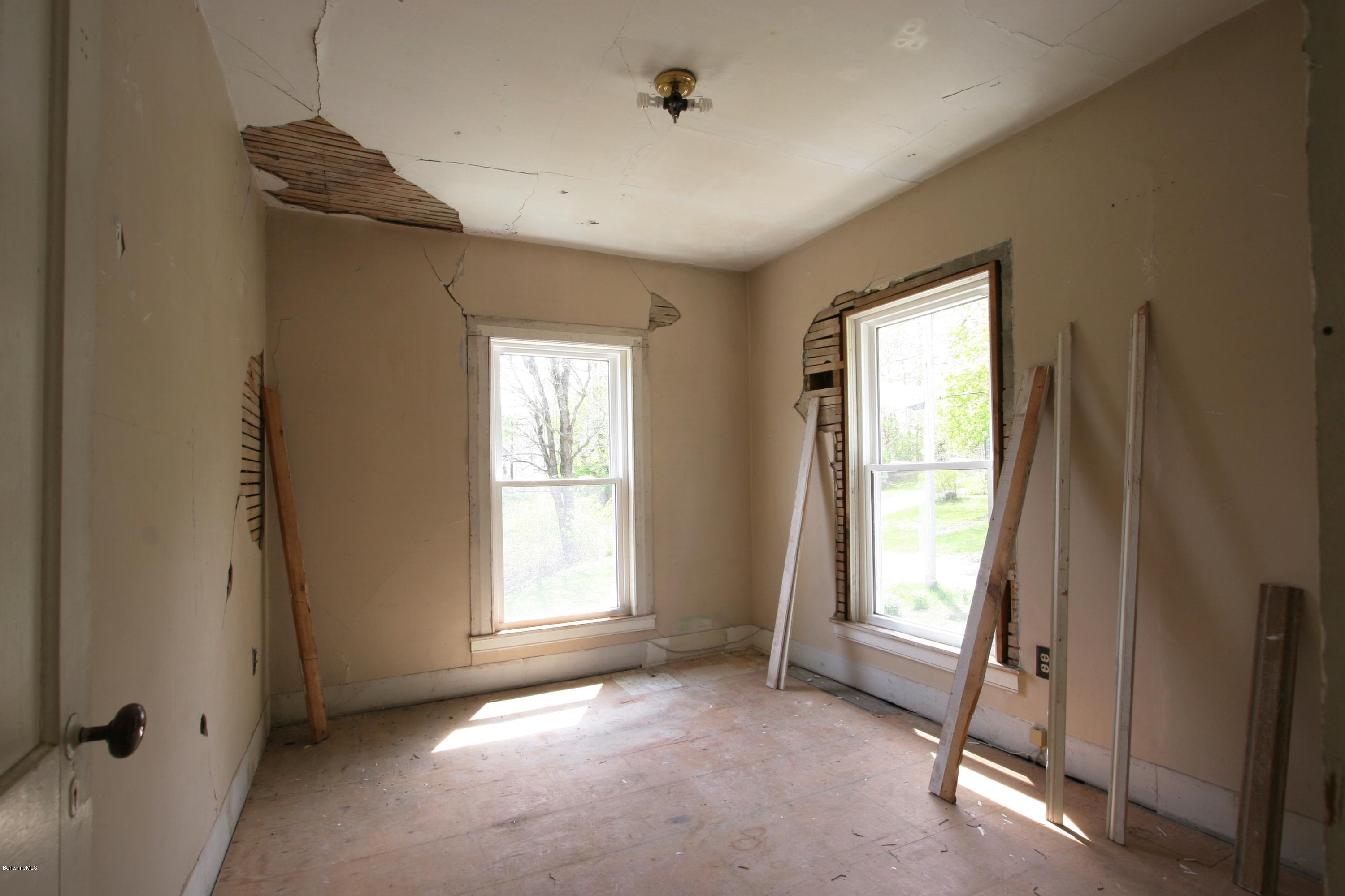 Upstairs Bedroom 2