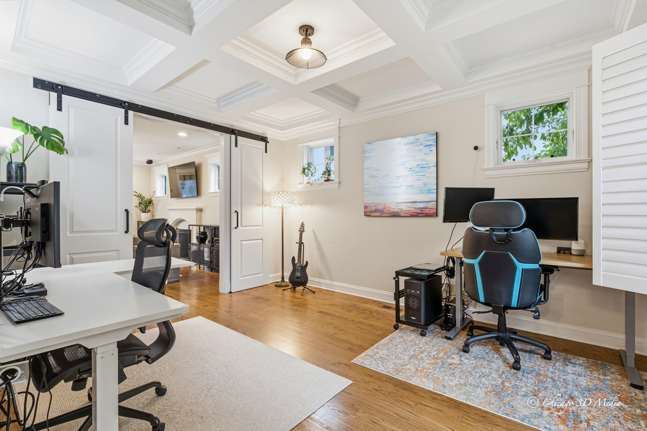 306 17th Street Wilmette, IL 60091 - Photo 34 of 48 a workspace with furniture