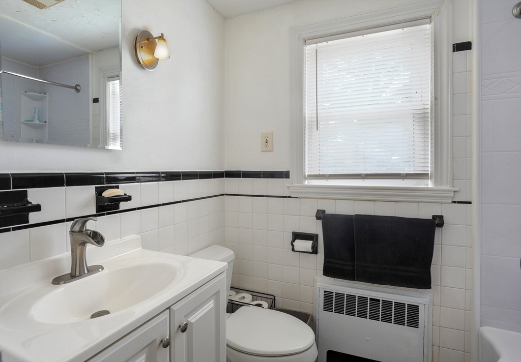 376 Pleasant Street Weymouth, MA 02190 - Photo 18 of 27