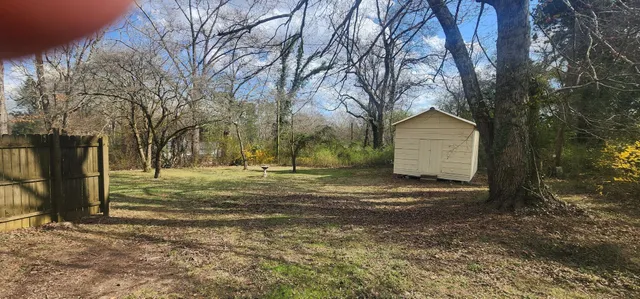 a view of a yard with a house