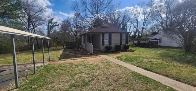 a view of a house with a yard
