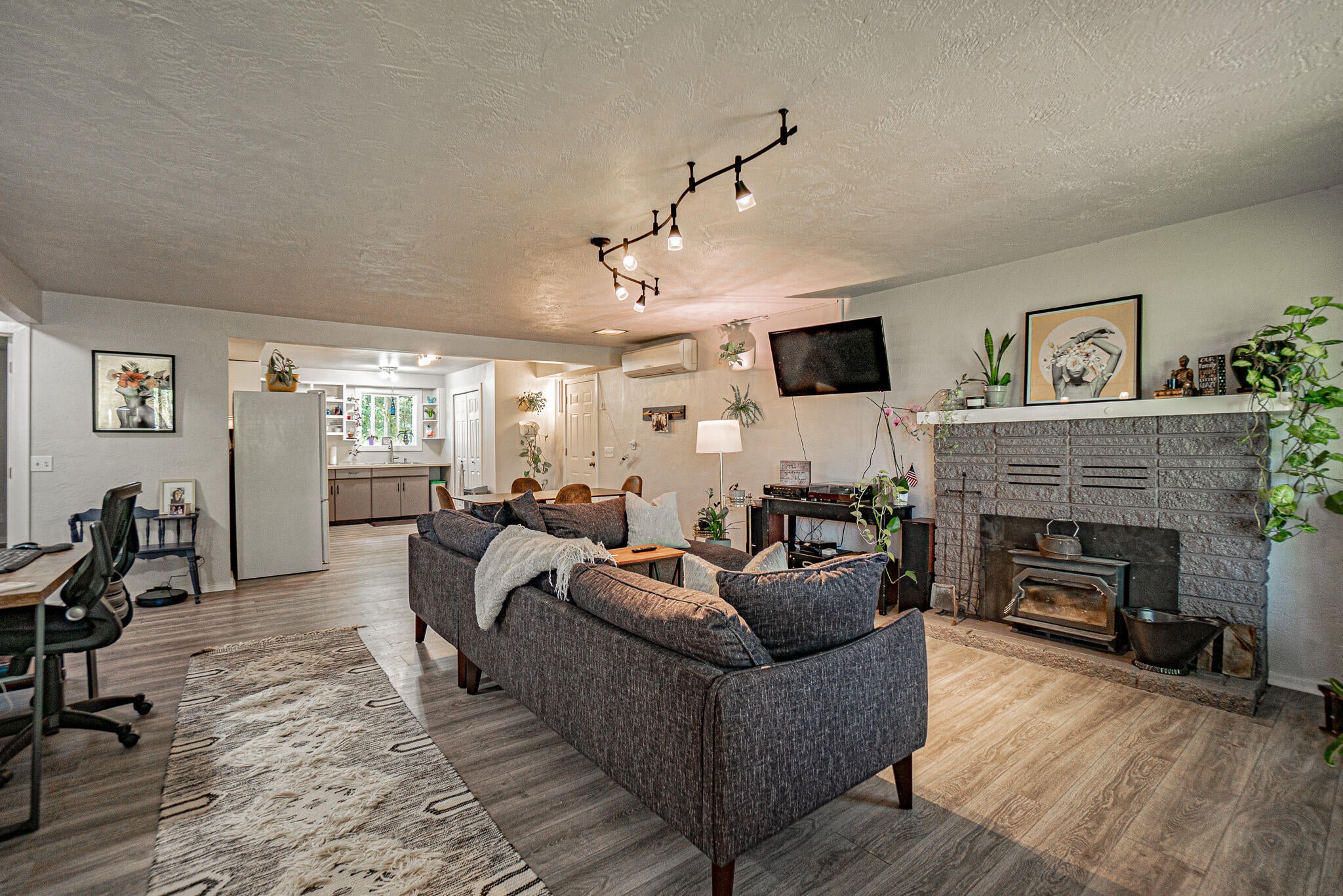 912 South Stage Road, Unit B Medford, OR 97501 - Photo 3 of 15 3 Entry Living Area