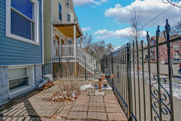 $2,500 | 3056 North Drake Avenue, Unit 1, Chicago, IL 60618