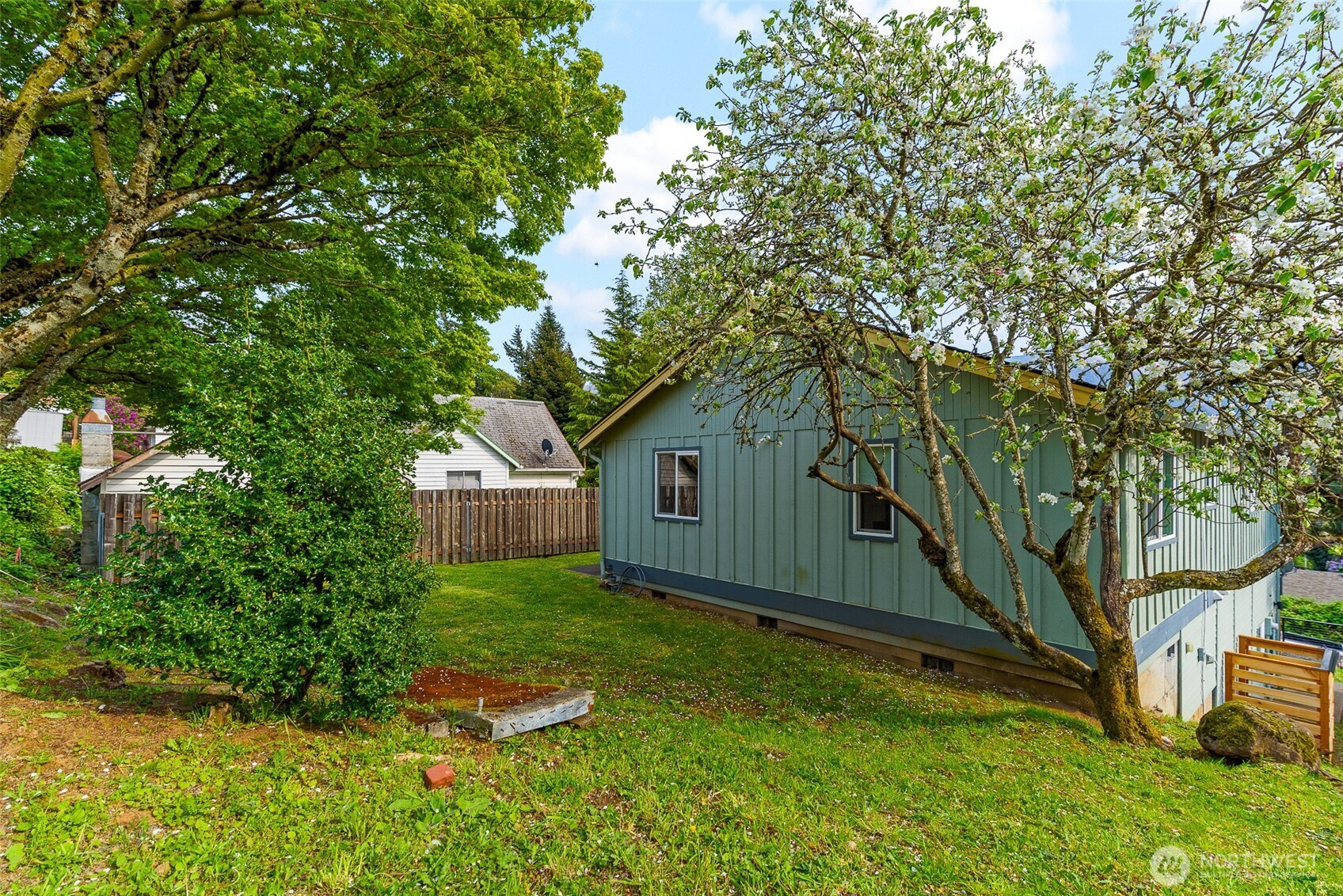 461 Northwest Jefferson Street Stevenson, WA 98648 - Photo 33 of 38 a view of backyard with large tree and wooden fence