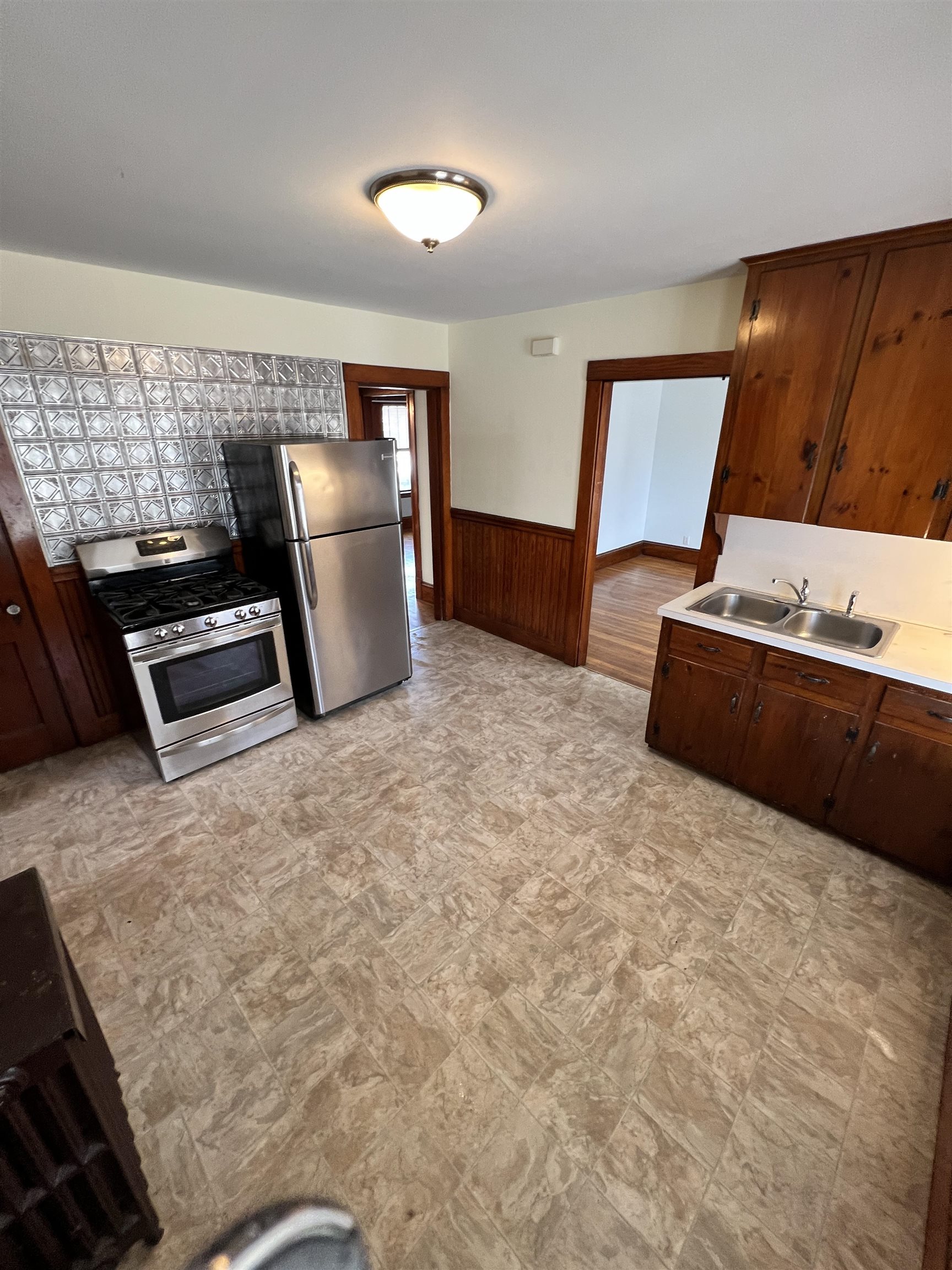 84 Allds Street Nashua, NH 03060 - Photo 4 of 36