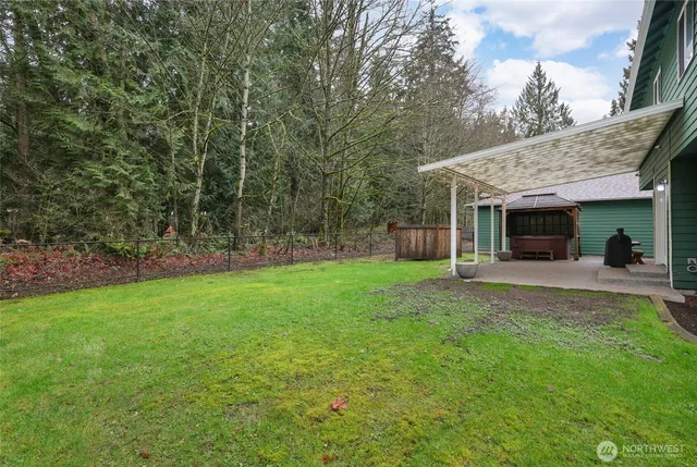 a view of a house with backyard and garden