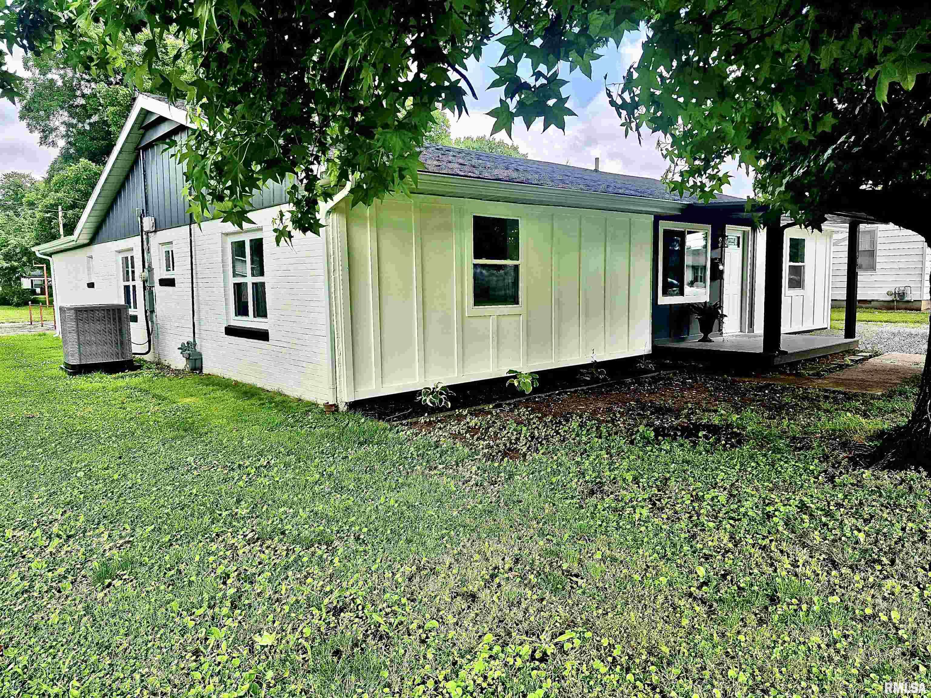 116 South Ballentine Avenue Du Quoin, IL 62832 - Photo 2 of 25 Gallery Image 2
