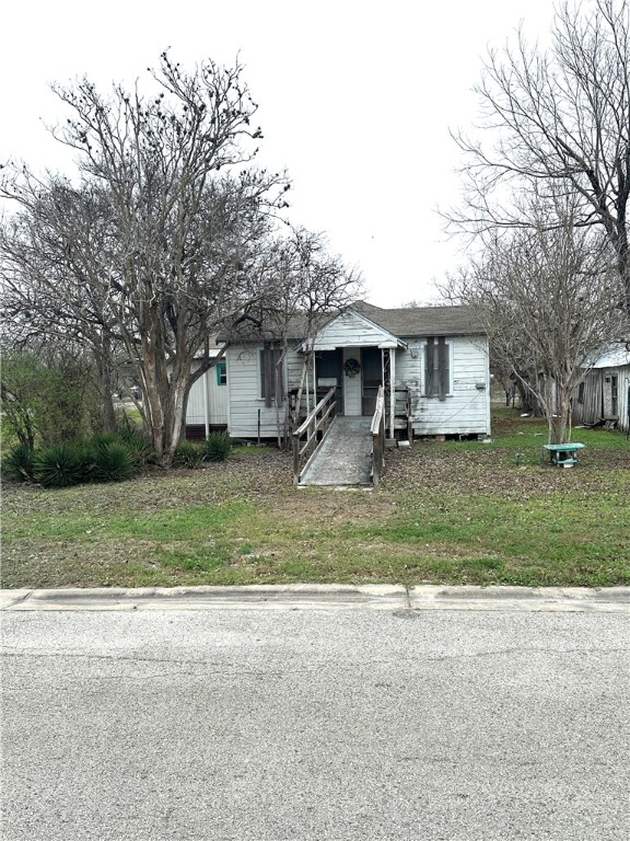 605 South Rachal Sinton, TX 78387 - Photo 4 of 4 a front view of house with yard porch and green space