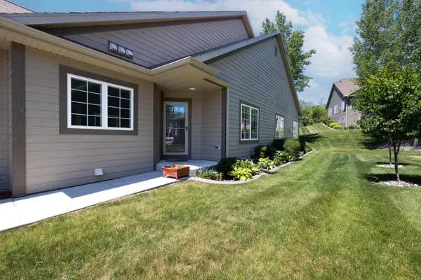 $369,900 | 248 Lower Woodford Circle, Unit 17, West Bend, WI 53090
