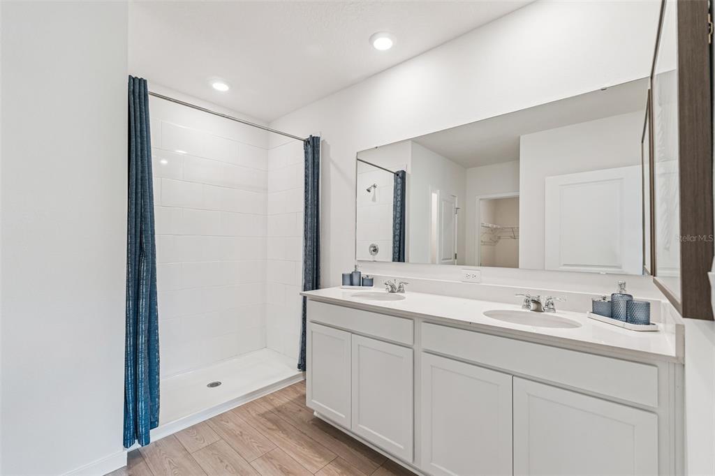 3922 Royal Azalea Way Sanford, FL 32773 - Photo 28 of 42 a bathroom with 2 sink and a mirror