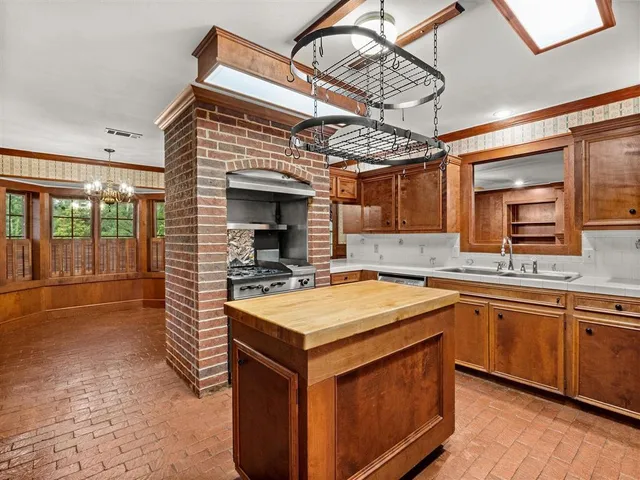 $435,000 | 203 Country Club Lane, Leesville, LA 71446